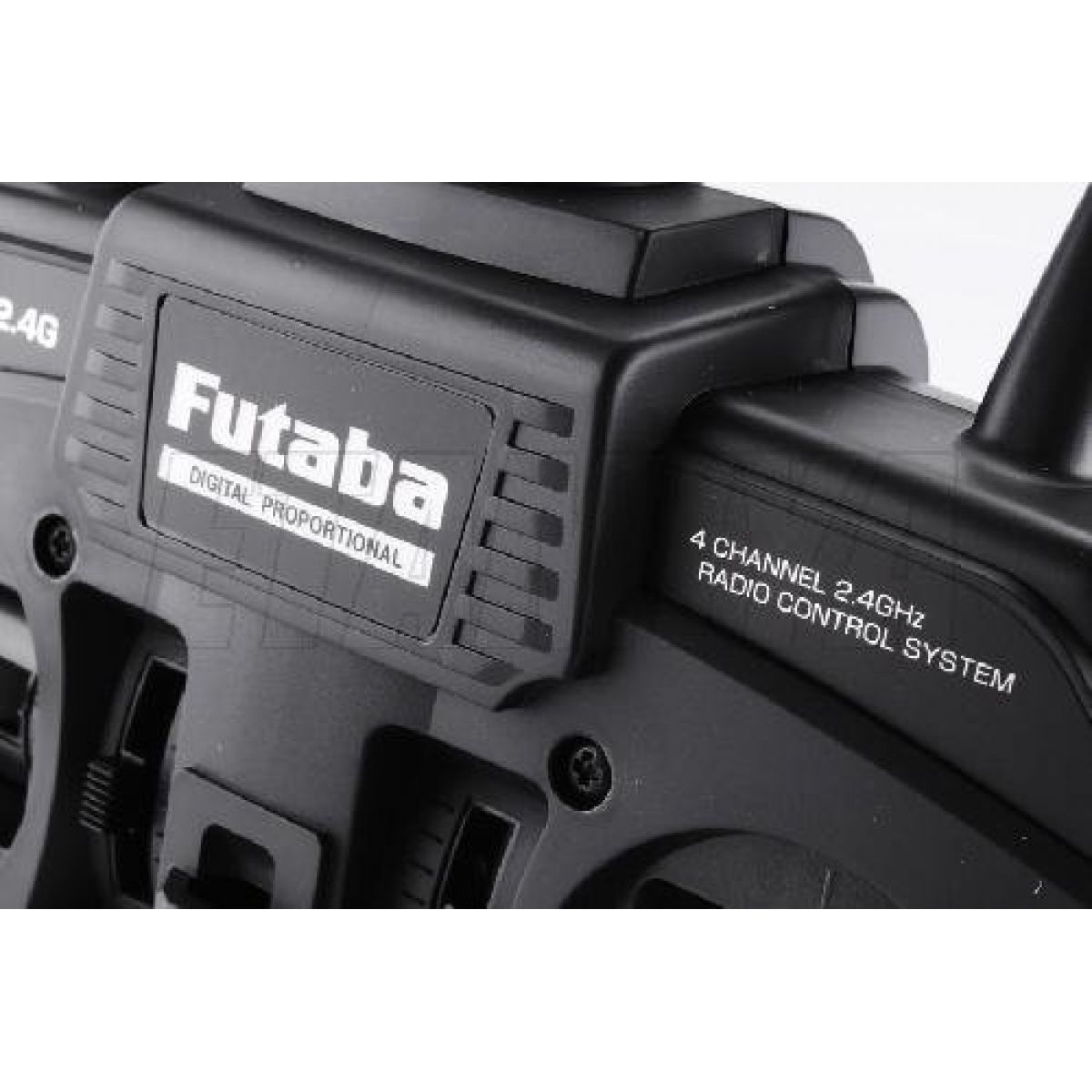 Передатчик Futaba Attack 4YWD — 4-канальная 2.4ГГц радиосистема с приёмником Передатчик Futaba Attack 4YWD — 4-канальная 2.4ГГц радиосистема с приёмником
